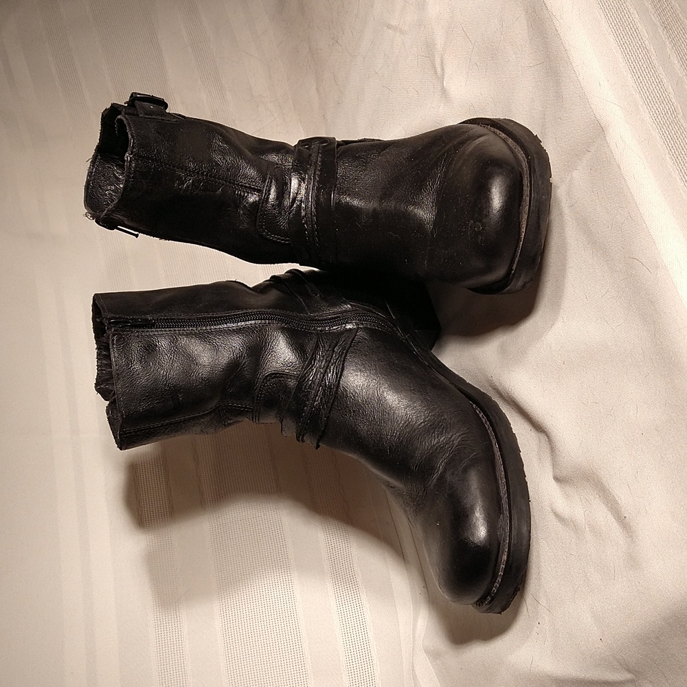 Men's sz 9, women's size 11, black leather bull boxer boots